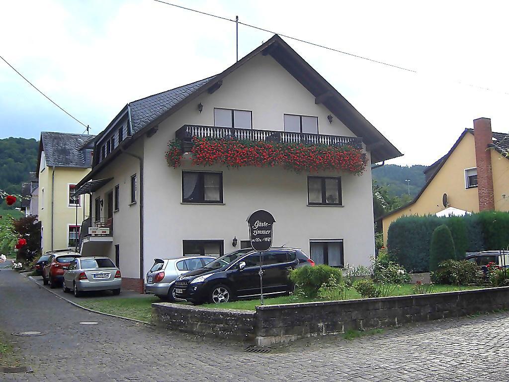 Готель Mosel-Gastehaus Kirch Ернст Екстер'єр фото